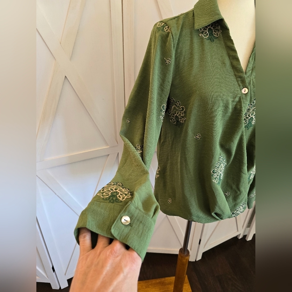 Figueroa & Flower Green Embroidered Spread Collar with Long Roll-Tab Sleeves - Picture 6 of 10